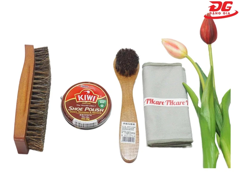 Bộ xi đánh giày 4 món Kiwi - Giá tham khảo: 150.000 đồng