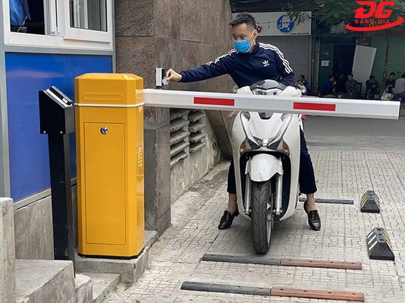 Barie tự động là bộ phận không thể thiếu của mô hình bãi giữ xe thông minh