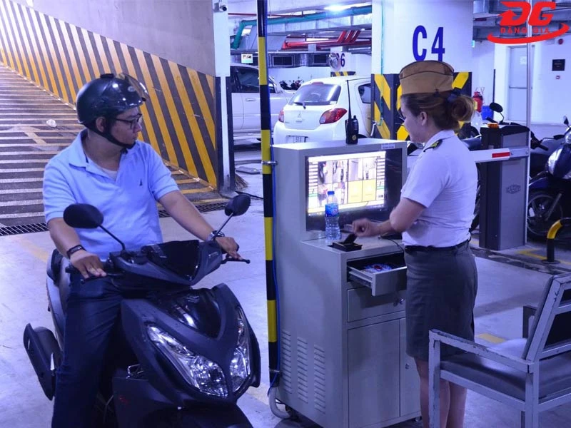 Quẹt thẻ từ nhanh chóng, giúp tiết kiệm thời gian, hạn chế ách tắc