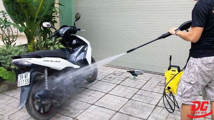 Rửa xe máy bằng xà bông gì