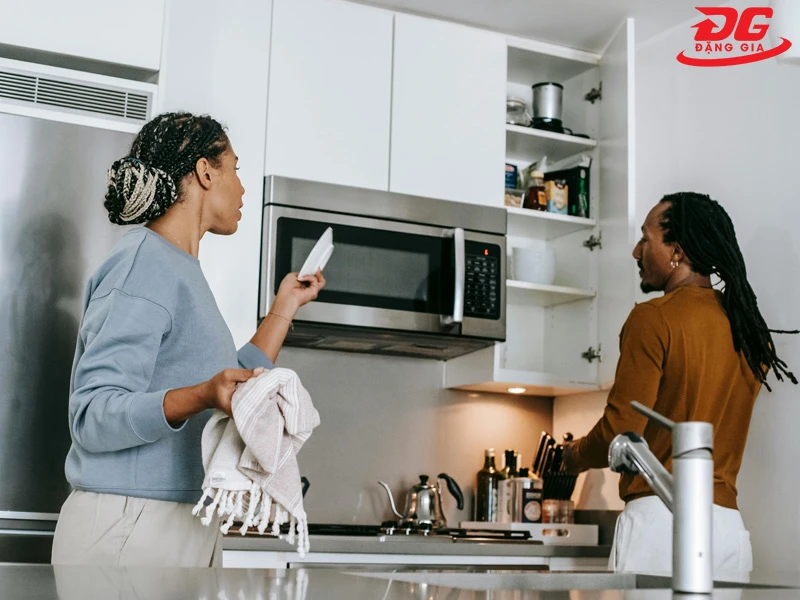 Hỏi mọi người xung quanh