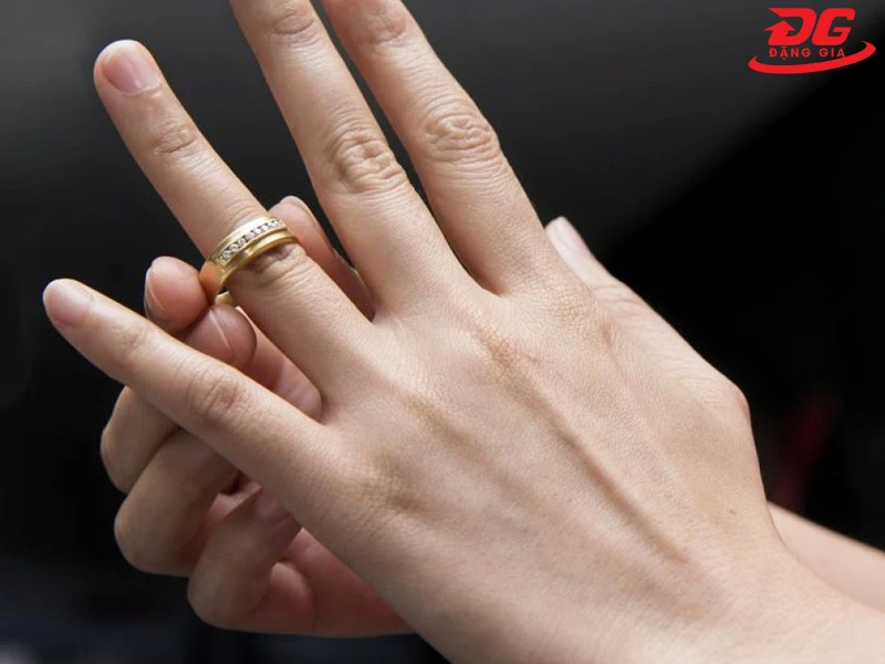 Nhẫn vàng đeo bị rộng khiến chiếc nhẫn dễ bị rơi