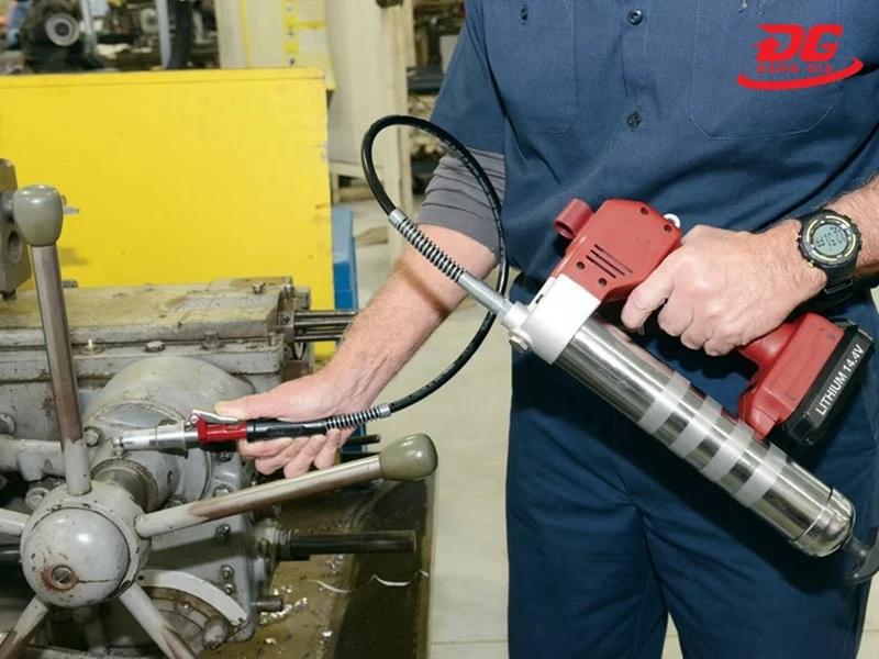 Bơm mỡ bằng pin không cần đến nguồn điện