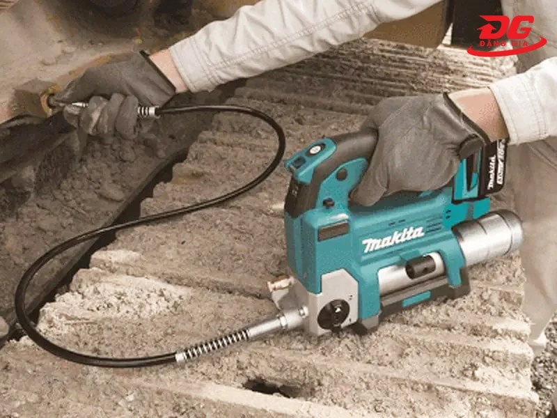 Bơm mỡ bò bằng pin an toàn hơn các dòng máy khác