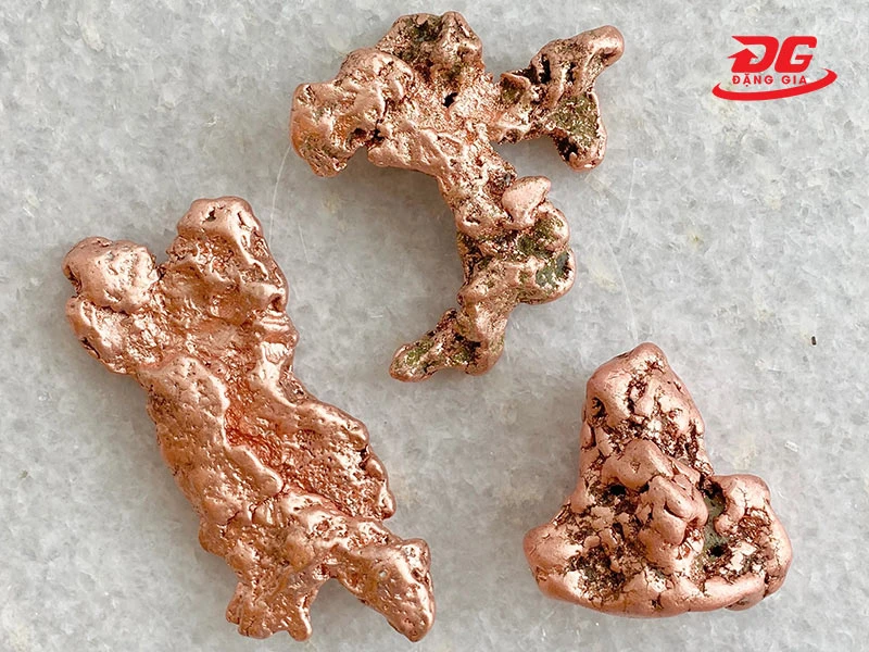 Đồng có màu đỏ cam hoặc đỏ sẫm