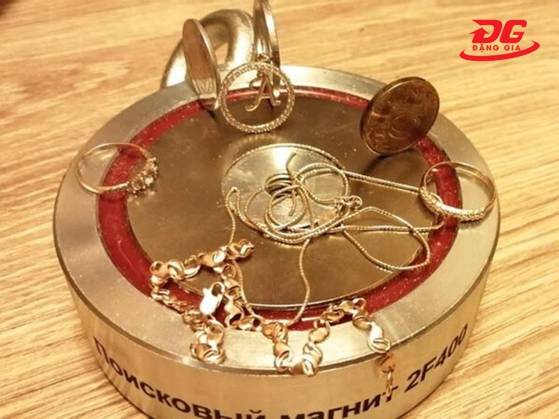 Nam châm sẽ hút đồng và không hút vàng