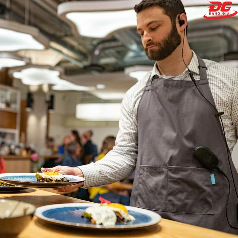 Cách đeo tai nghe bộ đàm