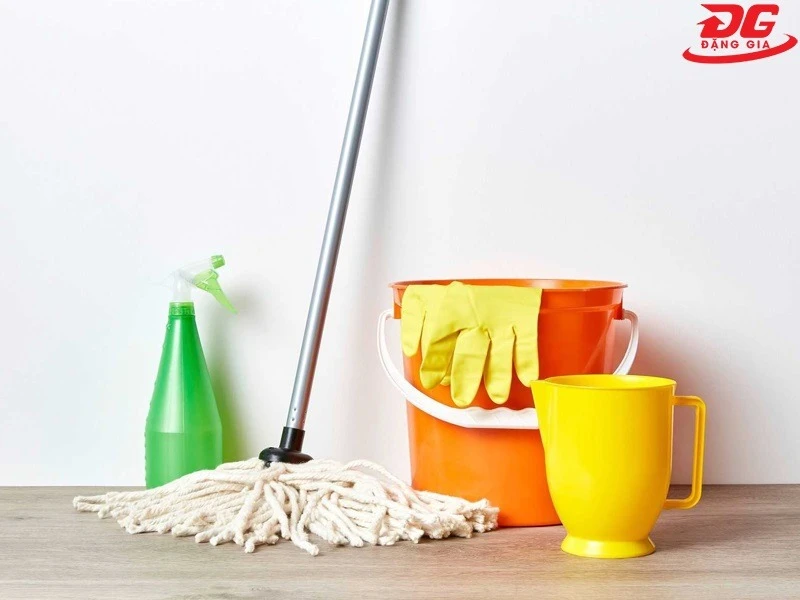 Cần chuẩn bị đầy đủ dụng cụ trước khi tiến hành lau sàn