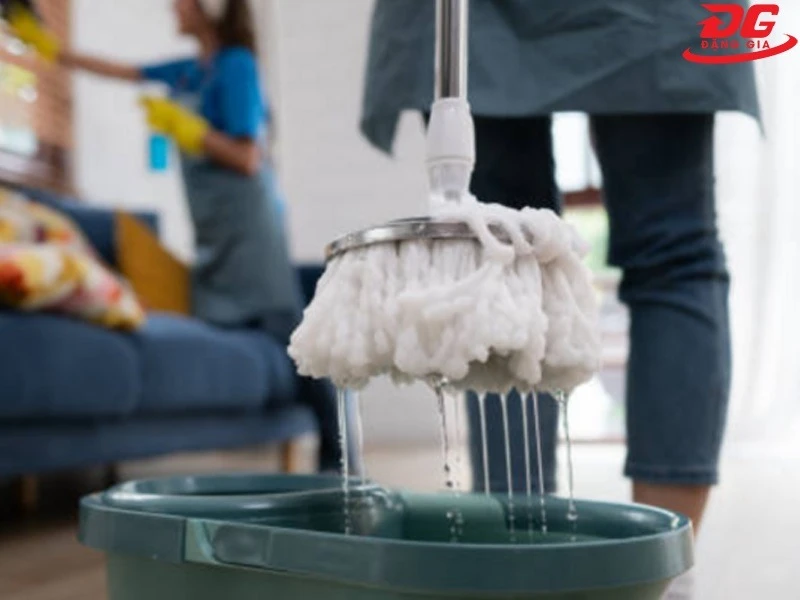 Pha nước lau sàn đúng theo khuyến cáo của nhà sản xuất