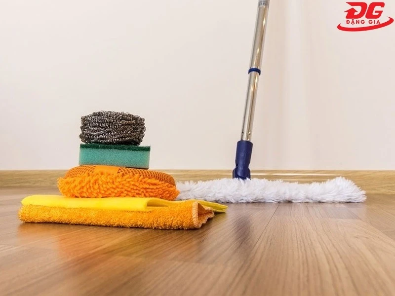 Lau sàn một cách nhẹ nhàng, tránh làm trầy xước bề mặt