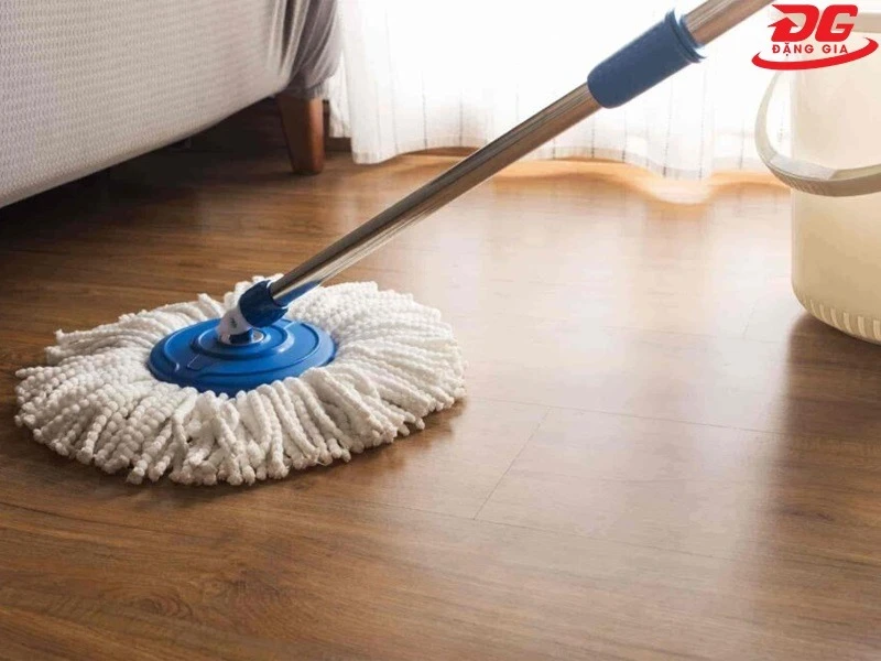 Tránh để nước đọng trên sàn quá lâu bằng cách dùng cây lau sàn lau thật khô