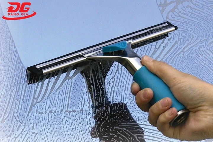 Cách làm sạch kính bị ố lâu ngày