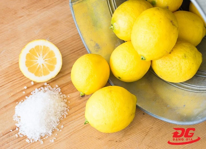 Cách làm sạch kính bị ố bằng chanh tươi và muối