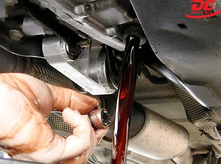 Dầu nhớt thải từ động cơ ô tô, xe máy có giá từ 3000 đồng/lít