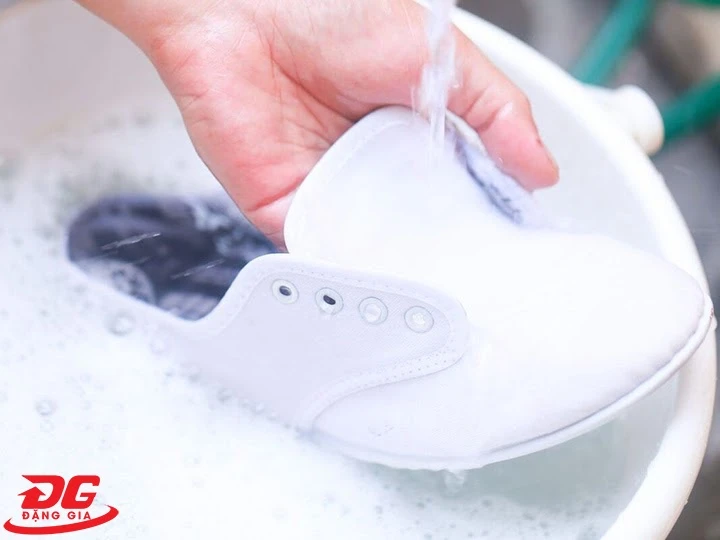 cách giặt giày trắng k bị ố vàng