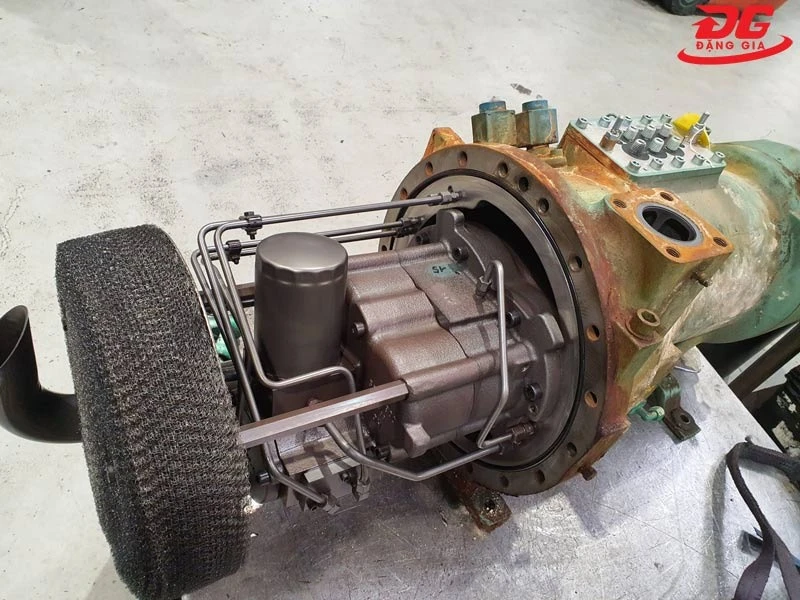 Nhiệt độ máy nén tăng cao do bám nhiều bụi bẩn và thiếu dầu bôi trơn