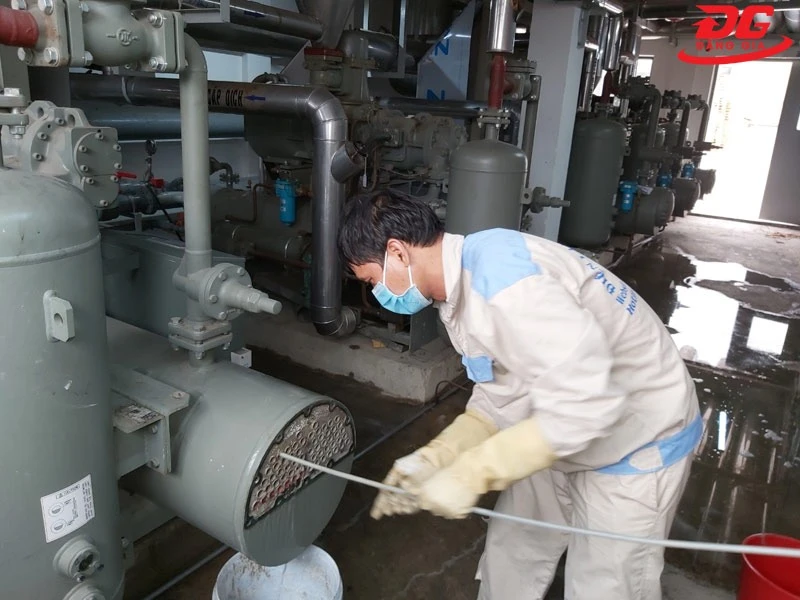 Loại bỏ sạch bụi, cặn bẩn tích tụ trong dàn ngưng tụ