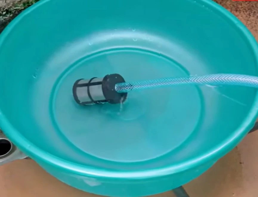 Kết nối đầu còn lại của dây cấp nước với lọc rác