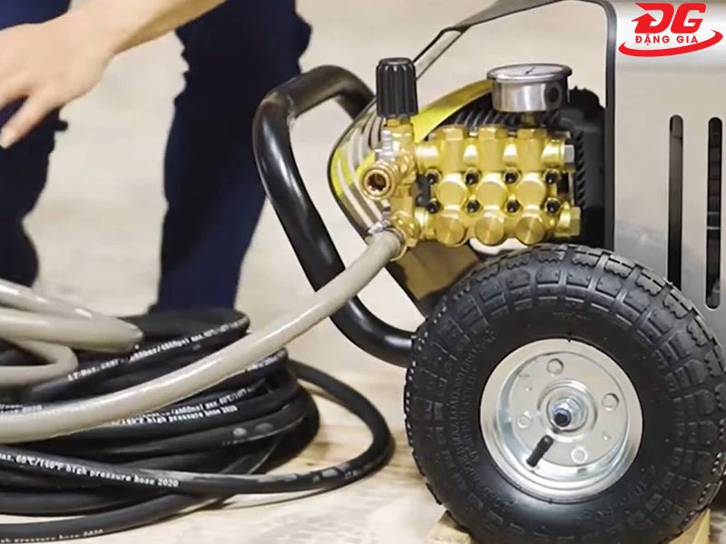 Một đầu của dây cấp nước kết nối với đầu bơm