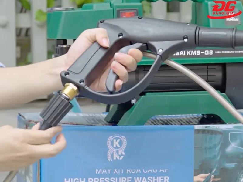 Lắp dây phun vào súng phun