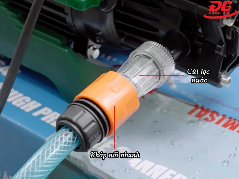 Kết nối dây cấp nước với thân máy