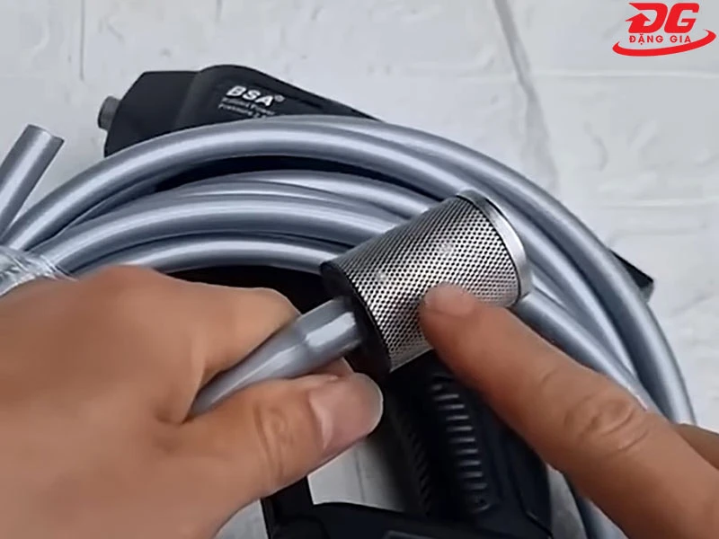 Lắp đầu lọc rác vào dây dẫn nước