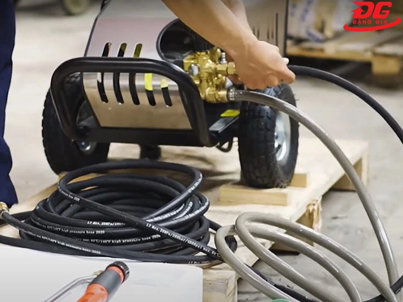 Lắp dây cao áp vào vị trí dẫn nước ra trên đầu bơm