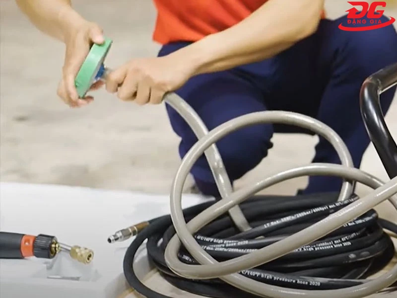 Đầu còn lại của dây cấp nước lắp bộ lọc rác