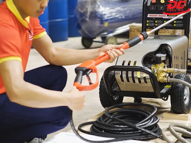 Kết nối súng phun với đầu còn lại của dây phun cao áp