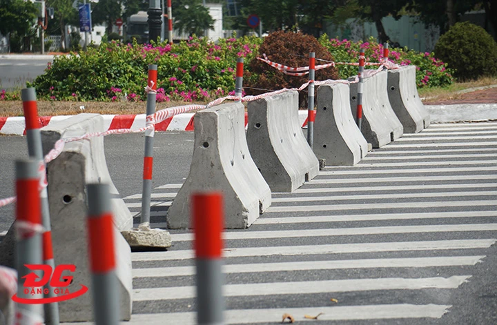 Hàng rào chắn giao thông bằng bê tông