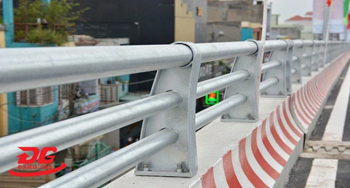 Hàng rào chắn lan can cầu đường