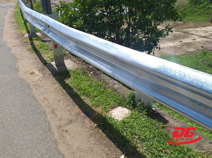 Hàng rào chắn giao thông bằng tôn lượn sóng