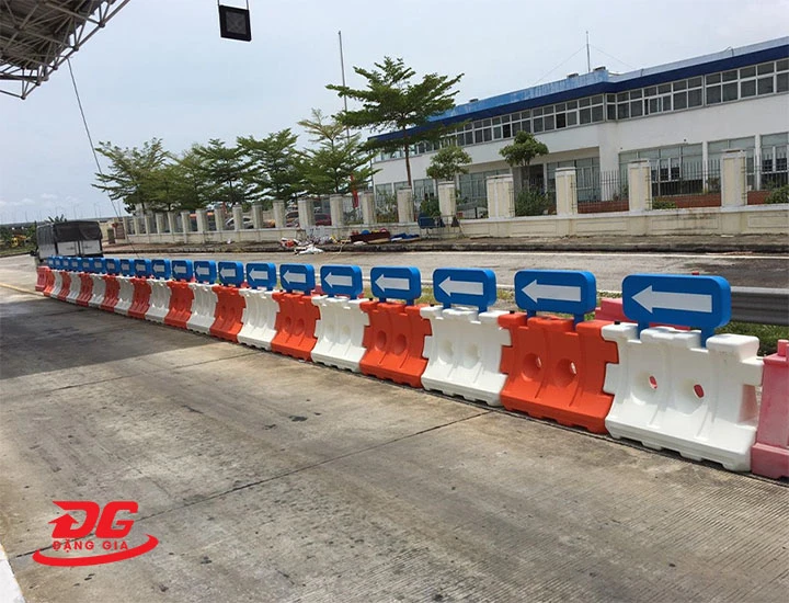 Hàng rào chắn giao thông bằng nhựa chứa nước