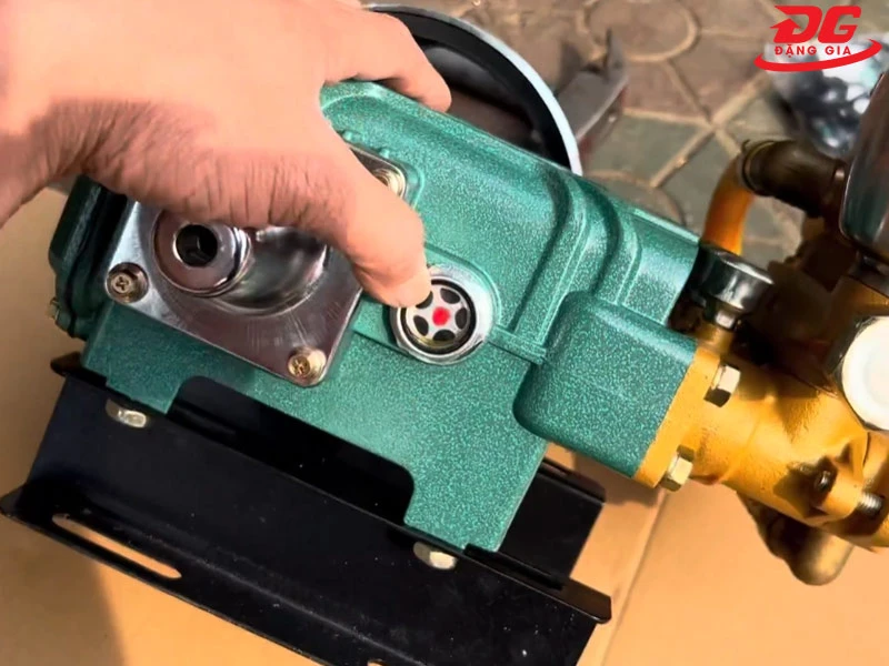 Kiểm tra dầu máy trước khi sử dụng đầu rửa xe Amax