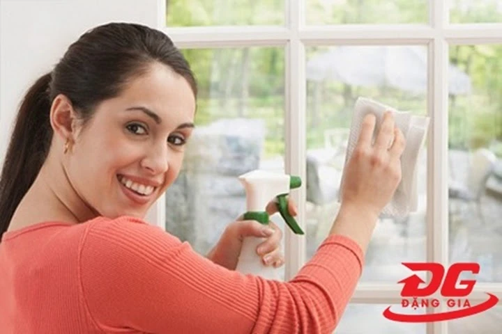 lau kính bằng gì cho sạch