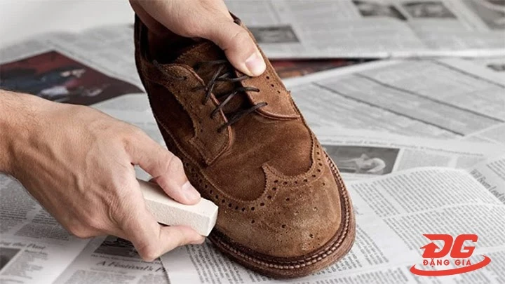 cách lấy lại màu cho giày da lộn