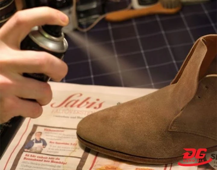 sử dụng dung dịch vệ sinh giày chuyên dụng