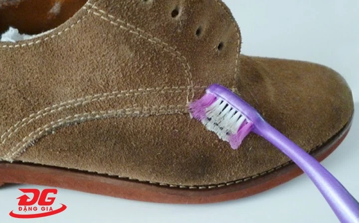 vệ sinh làm sạch giày thường xuyên khi không sử dụng