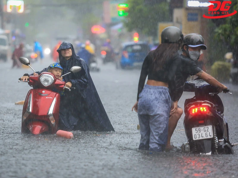 Dắt xe máy ra khỏi vùng nước ngập để giảm bớt thiệt hại