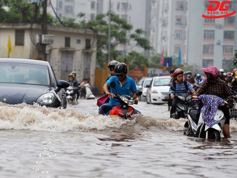 Các mẹo di chuyển xe máy khi đi qua chỗ ngập nước
