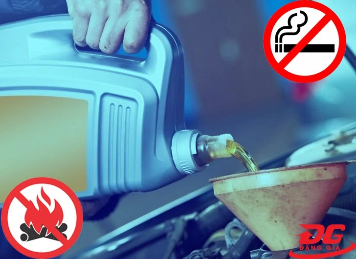 Không hút thuốc và đứng gần lửa khi thay dầu
