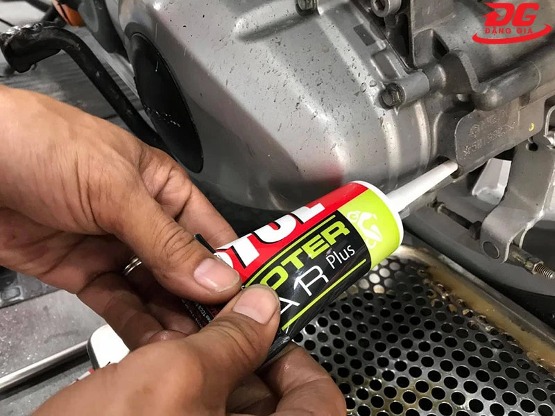 Thay dầu, nhớt hộp số mới khi xe tay ga bị vô nước