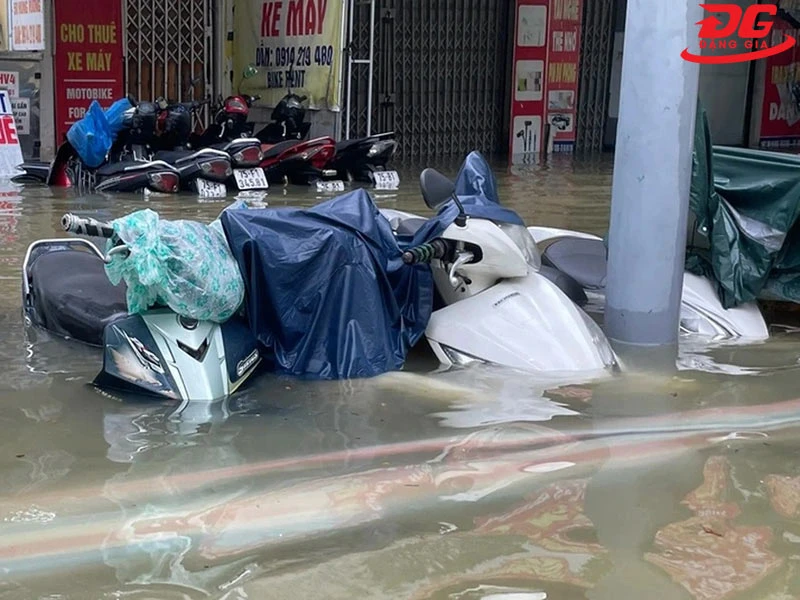 Xe máy ngập sâu trong nước gây hư hỏng nhiều bộ phận