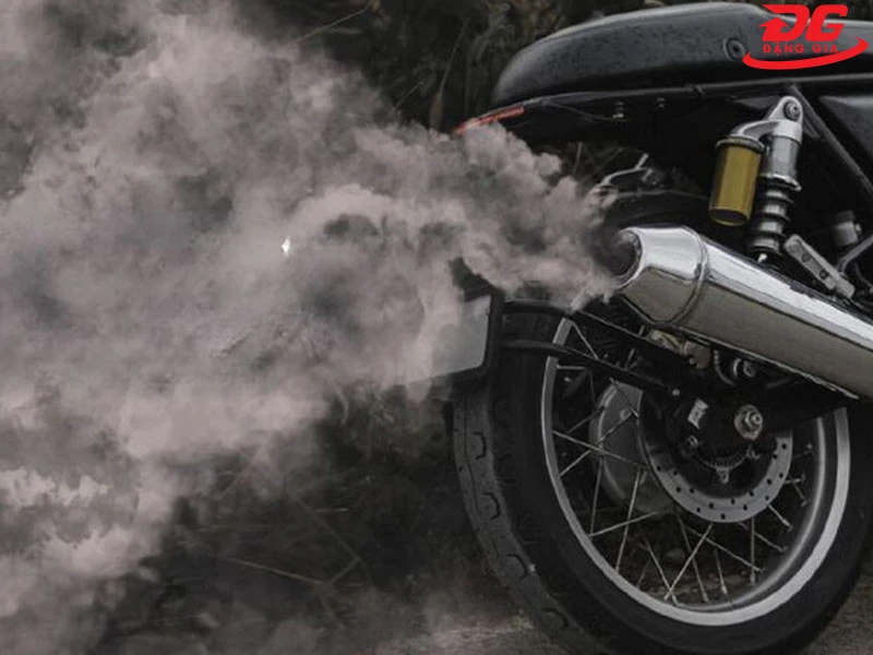 Xe sinh ra khói trắng do nước lọt vào ống xả