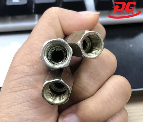 Vú bơm mỡ đầu nhọn 4