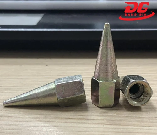 Vú bơm mỡ đầu nhọn 3