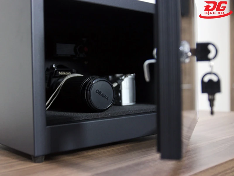 Andbon AB 21C có thể bảo quản tối đa 3 máy ảnh và ống kính