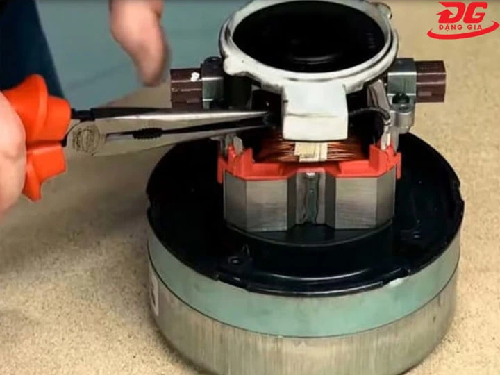 kiểm tra đầu chổi than