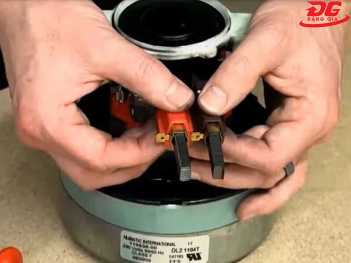 thay chổi than mới