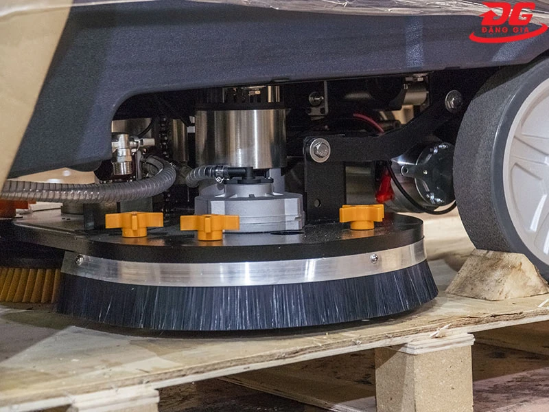 Đường kính bàn chà lớn, sợi cước mịn, không làm trầy xước bề mặt sàn